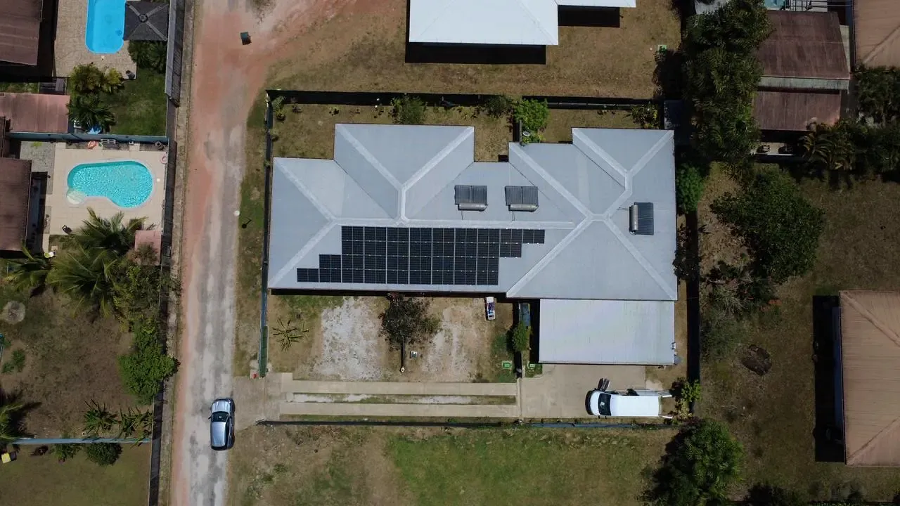 Installation de panneaux solaires de 8 kWc réalisée par Yanasuntec à Rémire-Montjoly, Guyane (2025)