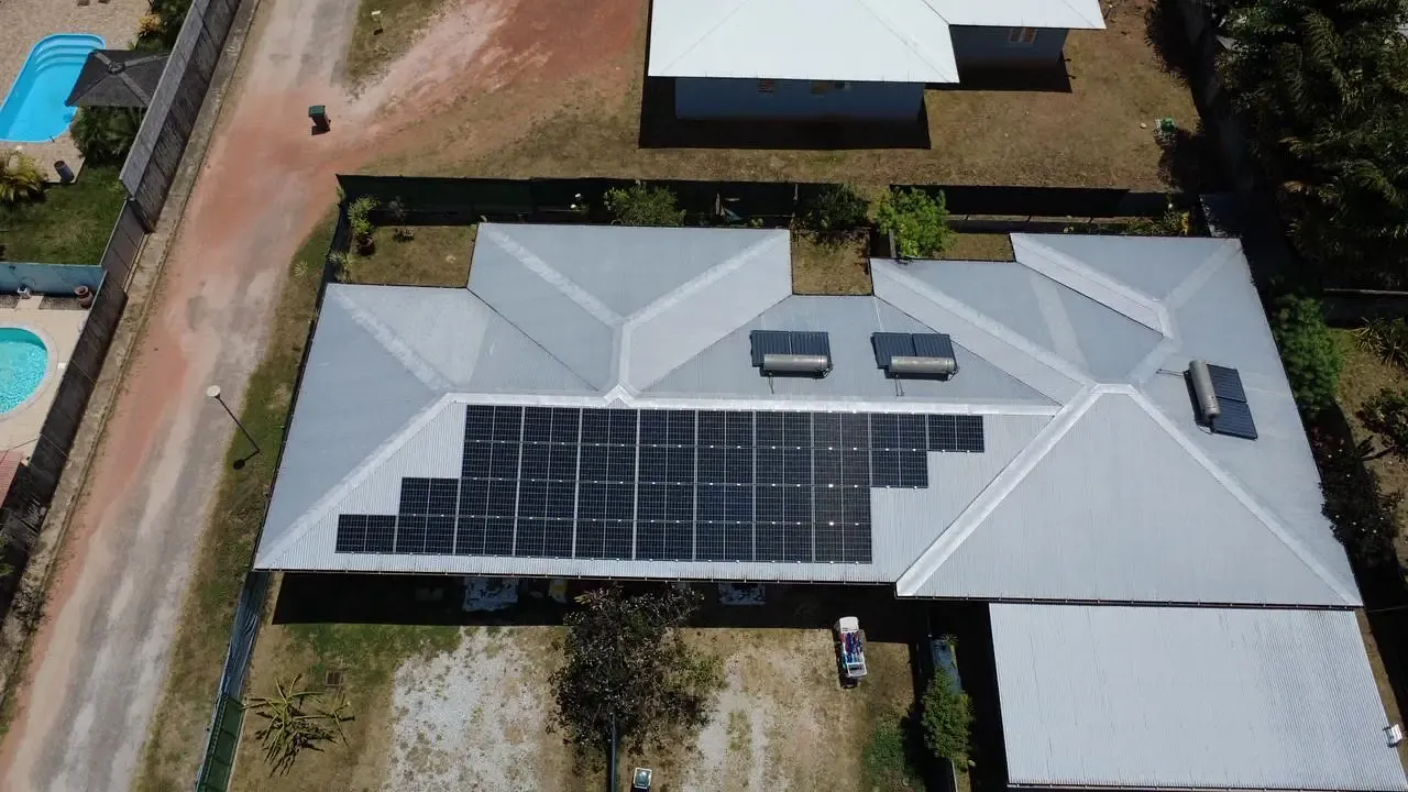 Installation de panneaux solaires de 8 kWc réalisée par Yanasuntec à Rémire-Montjoly, Guyane (2025)