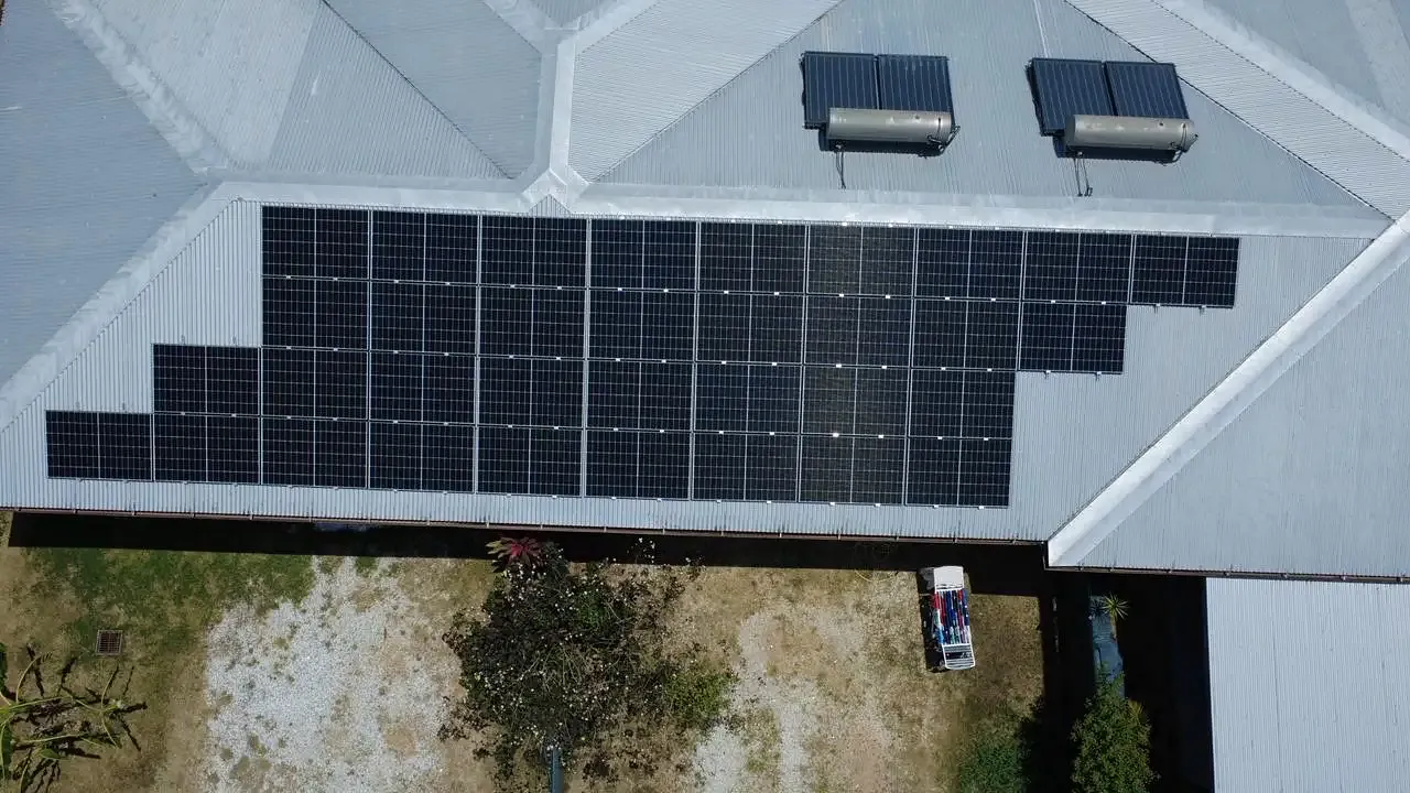 Installation de panneaux solaires de 8 kWc réalisée par Yanasuntec à Rémire-Montjoly, Guyane (2025)