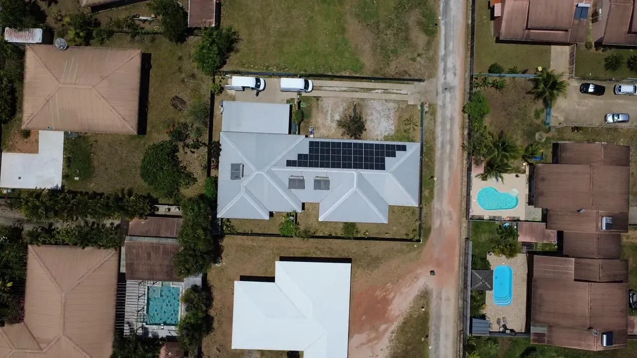Installation de panneaux solaires de 8 kWc réalisée par Yanasuntec à Rémire-Montjoly, Guyane (2025)