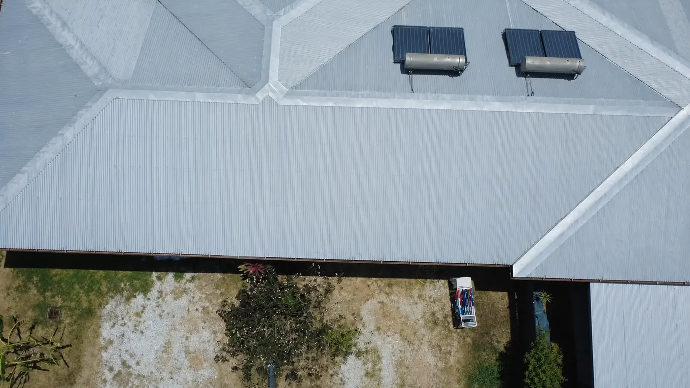 Toiture avant la pose des panneaux photovoltaïques (PV) à Rémire-Montjoly, Guyane