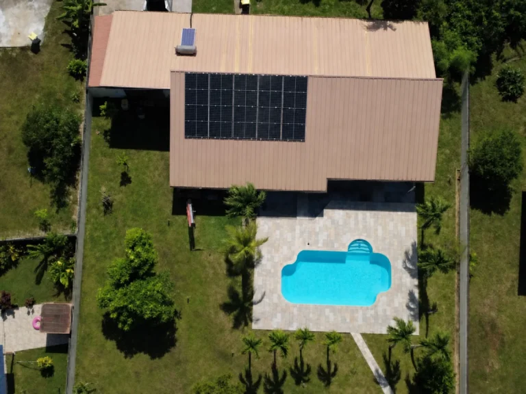 Installation de panneaux solaires de 9 kWc réalisée par Yanasuntec à Rémire-Montjoly, Guyane (2025)