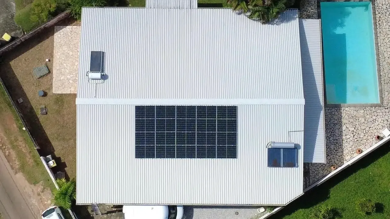 Installation de panneaux solaires de 9 kWc réalisée par Yanasuntec à Rémire-Montjoly, Guyane (2025)