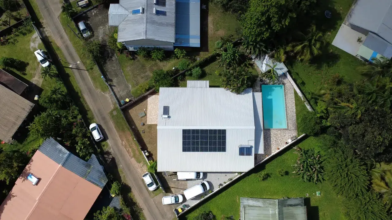 Installation de panneaux solaires de 9 kWc réalisée par Yanasuntec à Rémire-Montjoly, Guyane (2025)