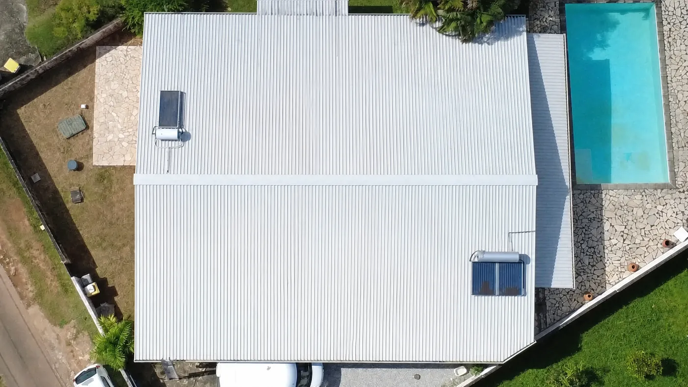 Toiture avant la pose des panneaux photovoltaïques (PV) à Rémire-Montjoly, Guyane