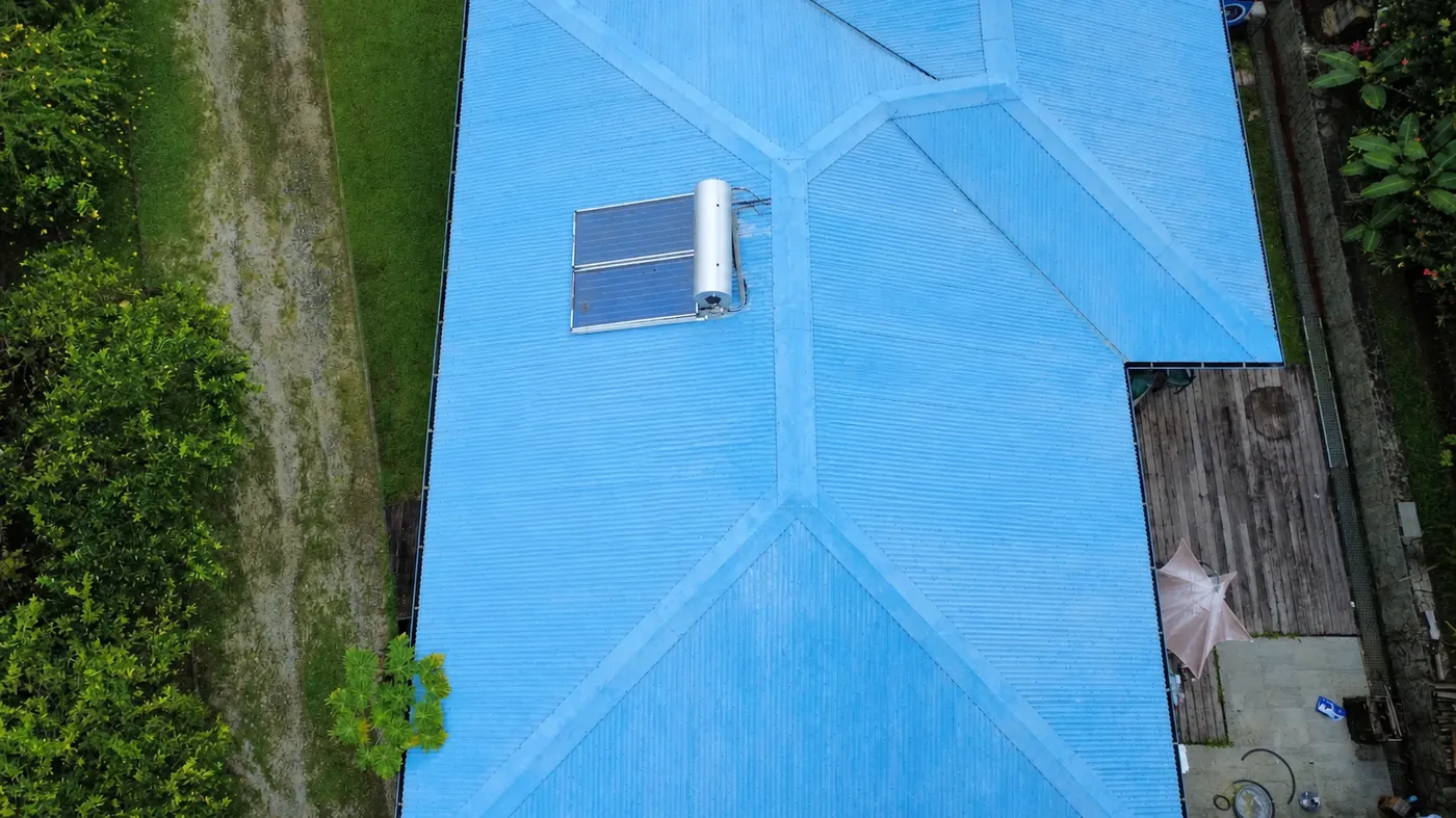 Toiture avant la pose des panneaux photovoltaïques (PV) à Rémire-Montjoly, Guyane
