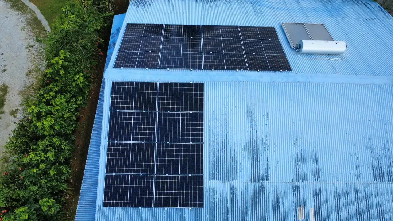 Installation de panneaux solaires de 9 kWc réalisée par Yanasuntec à Rémire-Montjoly, Guyane (2025)