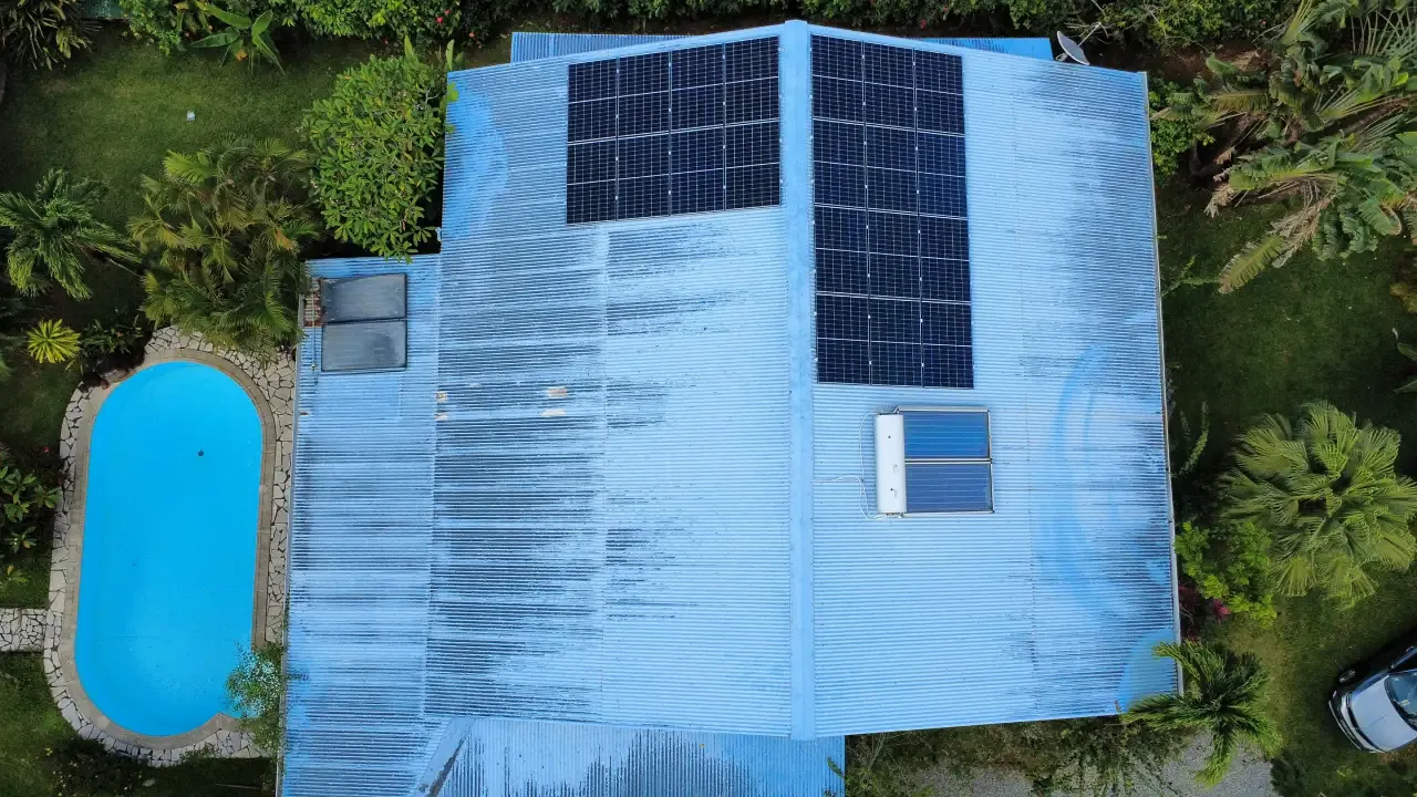 Installation de panneaux solaires de 9 kWc réalisée par Yanasuntec à Rémire-Montjoly, Guyane (2025)