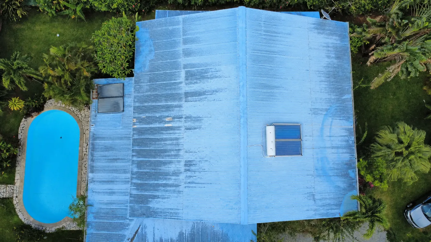 Toiture avant la pose des panneaux photovoltaïques (PV) à Rémire-Montjoly, Guyane