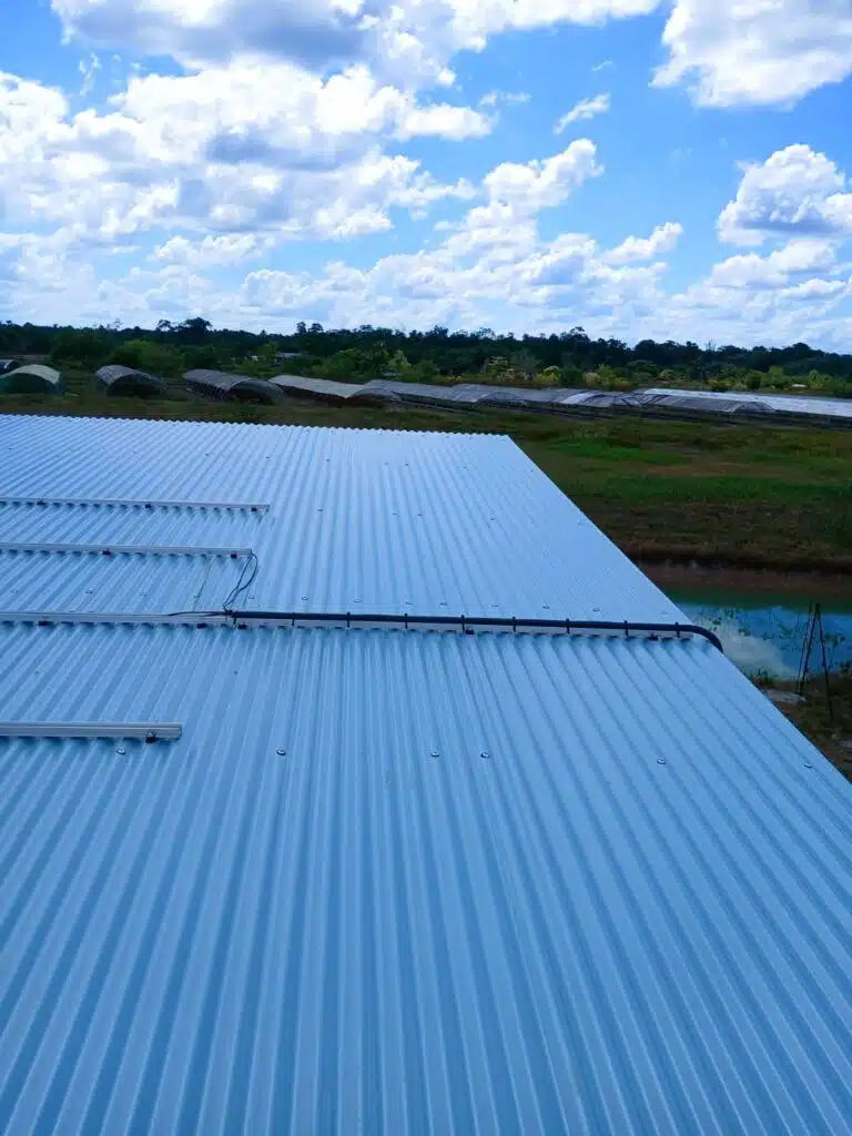 Rails de fixation des panneaux solaires alignés sur la toiture en tôle d’un site isolé en Guyane